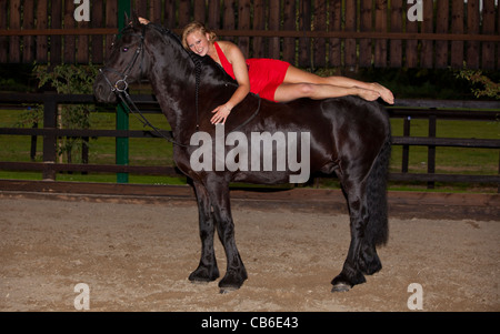 Portrait de la jeune femme posée sur le dos d'un cheval, Londres, Angleterre, Royaume-Uni. Banque D'Images