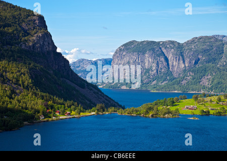 La vue de dessus sur scène tranquille dans Fjord norvégien, la Norvège. Banque D'Images