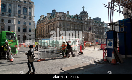 Traverse les travailleurs de la construction sur site à Moorgate London England UK KATHY DEWITT Banque D'Images