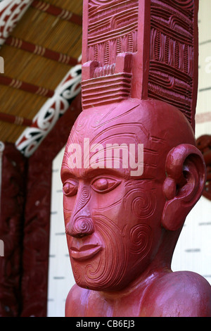 La sculpture à l'entrée Te Whare Runanga (maison de réunion) au site du Traité de Waitangi. Waitangi, Bay of Islands, Northland Banque D'Images