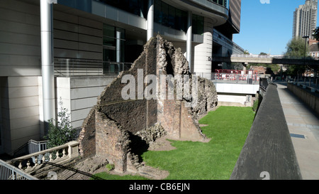 Une section exposée du mur romain survivant près de 'London Wall' sur la rue Noble Ville de London England UK KATHY DEWITT Banque D'Images