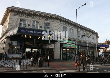 La station de métro Willesden Green et magasins Banque D'Images