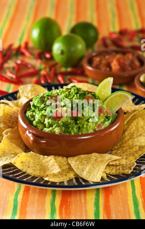 Guacamole et nachos croustilles Banque D'Images