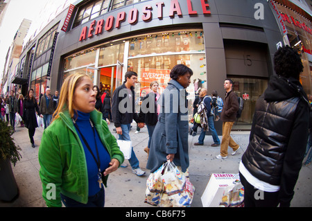 Les consommateurs de l'Herald Square Shopping district de New York à la recherche d'aubaines sur le Black Friday Banque D'Images