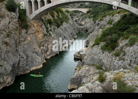 Canyon de l'Hérault, le canoë paradise fleuve Hérault ; à Pont du Diable près de St-Guilhem-le-Désert dans Lqanguedoc, France Banque D'Images