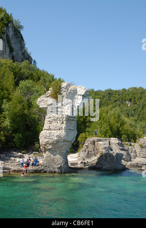 Piliers rocheux de l'île Flowerpot dans le parc marin national Fathom Five près de Tobermory sur la péninsule de Bruce, la baie Georgienne, Ontario, Canada Banque D'Images