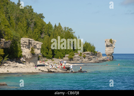 Piliers rocheux de l'île Flowerpot dans le parc marin national Fathom Five près de Tobermory sur la péninsule de Bruce, la baie Georgienne, Ontario, Canada Banque D'Images