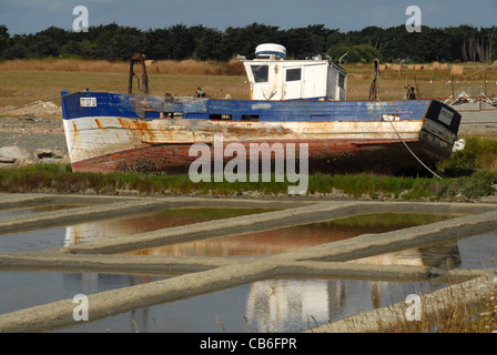 Bateau de pêche abandonnés placés dans le marais salant, les jardins de sel de l'île de Noirmoutier en Vendée, France Banque D'Images