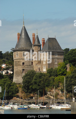 Vieux port sur le Canal de Haute Perche et Château de la Barbe bleue de la station balnéaire de Pornic en Loire-Atlantique Banque D'Images