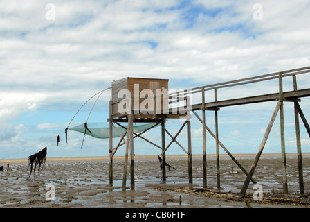 Cabanes de pêcheurs sur pilotis à la baie de Bourgneuf en Loire-Atlantique, Pays de la Loire, France Banque D'Images