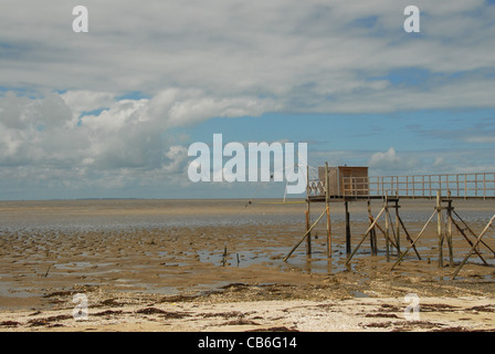 Cabanes de pêcheurs sur pilotis à la baie de Bourgneuf en Loire-Atlantique, Pays de la Loire, France Banque D'Images