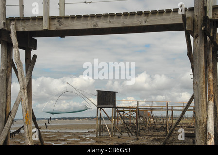 Cabanes de pêcheurs sur pilotis à la baie de Bourgneuf en Loire-Atlantique, Pays de la Loire, France Banque D'Images