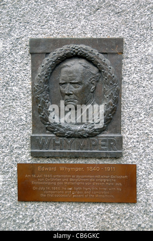 Plaque en l'honneur de Edward Whymper qui a dirigé la partie première tentative réussie pour l'ascension du Cervin Le 14 juillet. 1865 Banque D'Images