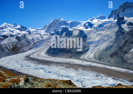 Les glaciers au-dessus du village alpin de Zermatt dans le canton du Valais, Suisse Banque D'Images