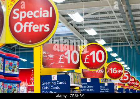 Offres spéciales la publicité des signes à l'intérieur d'un magasin Tesco Banque D'Images