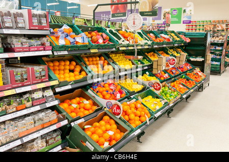 Département de fruits à l'intérieur d'un magasin Tesco Banque D'Images