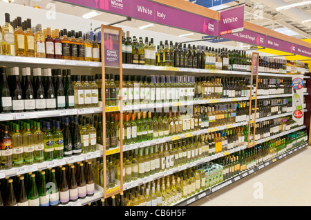 Vin blanc sur les étagères de l'off-licence ministère d'un magasin Tesco Banque D'Images