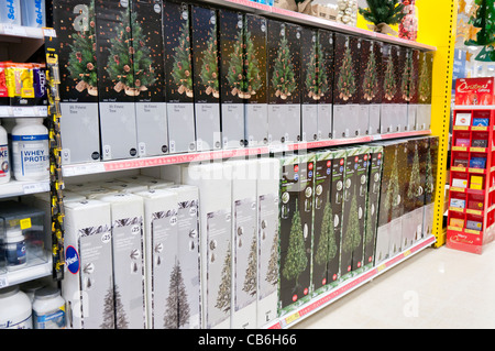 Les arbres de Noël à vendre sur des étagères dans un magasin Tesco Banque D'Images