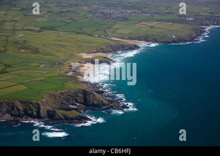 Vue aérienne de Poldhu Cove à sud à meneau, Péninsule du Lézard, dans soleil de l'été, le sud-ouest de l'Angleterre, Cornwall, UK, United Ki Banque D'Images