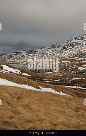 Lochan nan Lairige Breadalbane et l'énergie hydro-électrique du barrage de régime à la base de l'Ben Lawers Hills dans le Perthshire en Écosse Banque D'Images