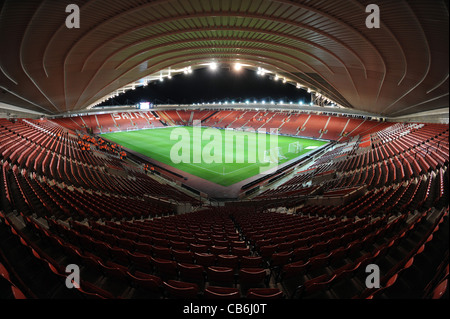 Vue à l'intérieur de St Mary's Stadium de nuit sous les projecteurs, accueil de Southampton Football Club Banque D'Images