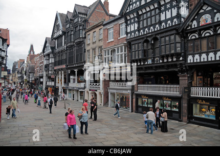 Afficher le long de la rue Eastgate, avec de Waltons Chester, sur la droite, dans le centre de Chester, Cheshire, Royaume-Uni. Banque D'Images