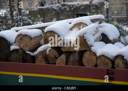 La neige a couvert les journaux sur une barge sur le canal Kennet et Avon, Royaume-Uni Somerset Bath Spa Banque D'Images