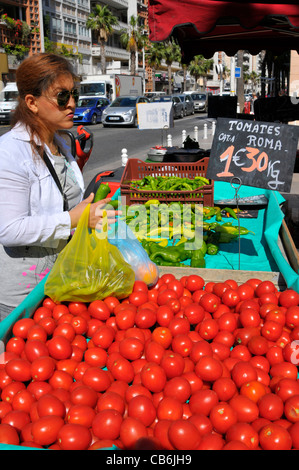 SelectsRed Marché de l'affichage client Tomates Toulon France French Riviera Méditerranée Europe Harbour Banque D'Images