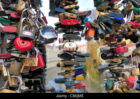 Prague, République tchèque. Mala Strana. 'Amour' cadenas sur les garde-corps sur la rivière Certovka Banque D'Images