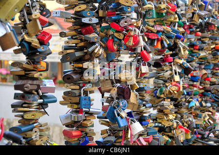 Prague, République tchèque. Mala Strana. 'Amour' cadenas sur les garde-corps sur la rivière Certovka Banque D'Images