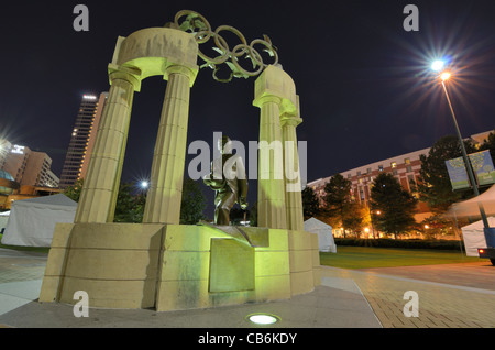 Statue de Pierre de Coubertin au Centennial Olympic Park à Atlanta, GA. Coubertin est le fondateur des Jeux Olympiques modernes. Banque D'Images