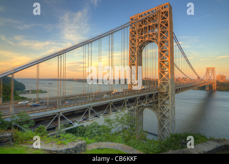 Le George Washington Bridge enjambant la rivière Hudson au crépuscule dans la ville de New York. Banque D'Images