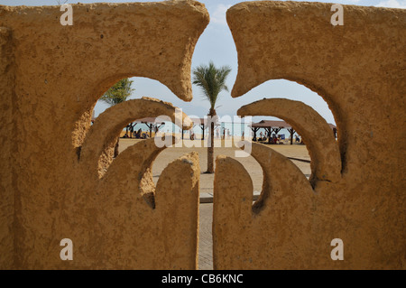 Vue sur la plage par l'ouverture dans le modèle de clôture en béton, la Mer Morte, Israël, Asie Banque D'Images