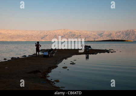 Petite pointe de terre s'exécute en Mer Morte, en Israël, en Asie Banque D'Images