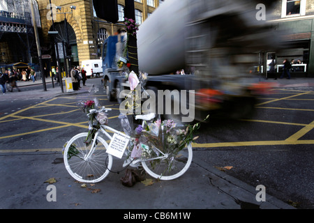 Ghost blanc location stationné à Kings Cross à Londres pour commémorer un cycliste qui est mort dans un accident de la circulation. Banque D'Images