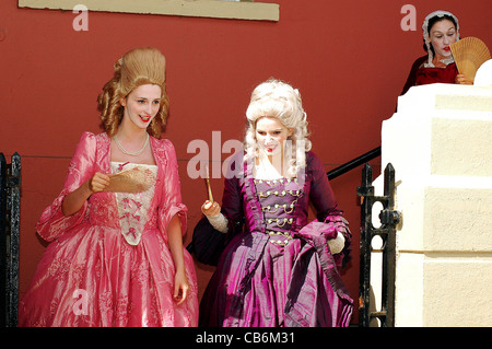 Les femmes en costume, lors de célébrations, la ville fortifiée de Londonderry, Irlande du Nord. Banque D'Images