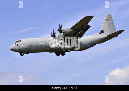 Lockheed C-130J Hercules exploités par les 46 Brigata Aerea de l'Armée de l'air italienne de l'approche à l'atterrissage à RAF Fairford, UK Banque D'Images