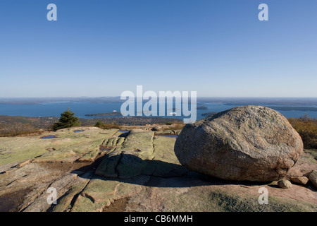 MAINE : Mount Desert Island / Acadie Parc Nat - Cadillac Mountain : rock "erratique" déposés par les glaciations et de vue de Bar Harbor Banque D'Images