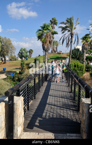 Les touristes qui souhaitent à pont dans la vieille ville de Jaffa , Israël, Asie, Méditerranée Banque D'Images