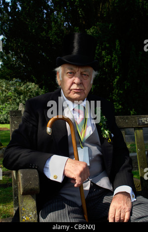 Portrait de Sir Donald Sinden, assise sur un banc à l'arrière de l'église Holy Trinity 2007 Banque D'Images