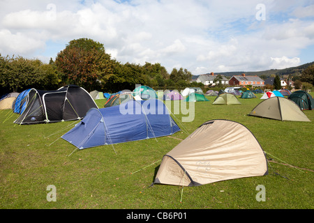 Terrain de camping à bord de ville Wales UK Banque D'Images