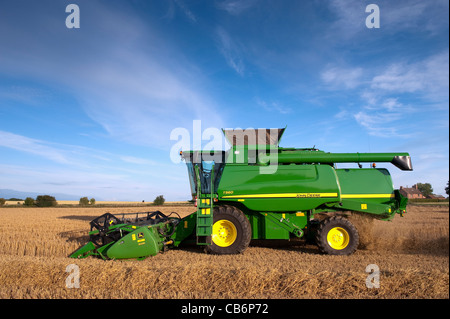 La récolte d'orge avec John Deere T560 moissonneuse-batteuse. Banque D'Images