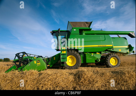 La récolte d'orge avec John Deere T560 moissonneuse-batteuse. Banque D'Images