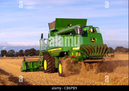 La récolte d'orge avec John Deere T560 moissonneuse-batteuse. Banque D'Images