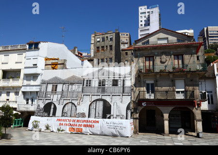 Panneau en langue galicienne sur Fachada do Berbes, un bâtiment historique qui est restauré le long de la promenade du port , Vigo , Galice , Espagne Banque D'Images