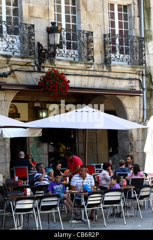 Les gens assis dans street café à l'extérieur dans Praza da Constitucion , Vigo , Galice , Espagne Banque D'Images