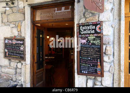 Menu sur mur à l'extérieur cafe à Casco Viejo / Vieille Ville historique , Vigo , Galice , Espagne Banque D'Images