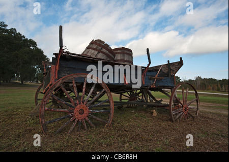 Vieille relique en bois Wagon fixés pour la décoration à Dade City, Floride Banque D'Images