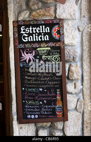 Hanging on wall Menu café à l'extérieur dans Casco Viejo / Vieille Ville historique , Vigo , Galice , Espagne Banque D'Images