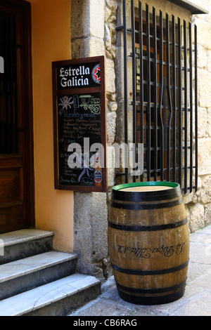 Menu sur mur à l'extérieur cafe à Casco Viejo / Centre Historique , Vigo , Galice , Espagne Banque D'Images